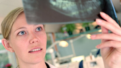 Inspectie wijst op verplichte bij- en nascholing radiologie in mondzorg