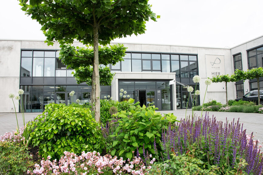 Im Firmensitz in Ratingen-Lintorf veranstaltete das Dental-Depot van der Ven seinen Chirurgietag. Das hochmoderne Gebäude setzt mit 4.000m² Büro- und Ausstellungsfläche neue Maßstäbe im Dentalhandel. (Bilder: Yvonne Bachmann, Franziska Beier, DTI)