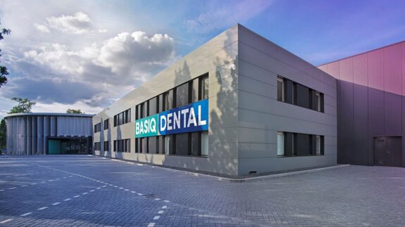 “Our mission is to connect manufacturers and clinics through efficient logistics at competitive prices”