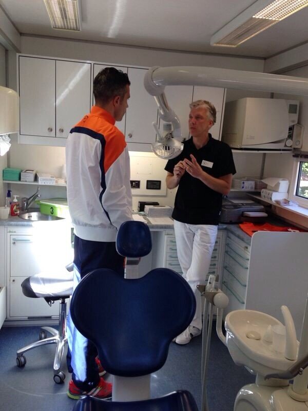 Roel de Maat (rechts) in gesprek met voetballer Robin van Persie (links).