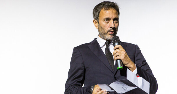 Prof Stavros Pelekanos, one of the members of this year’s jury, presenting the award for complex aesthetic restoration.