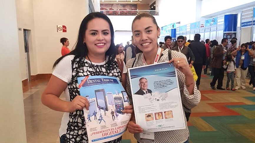Dos odontólogas con la portada y contraportada de Dental Tribune.