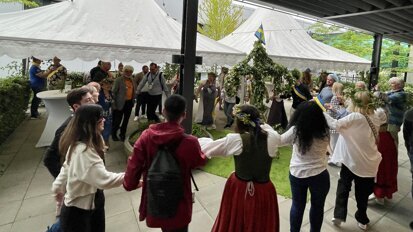 Traditional Swedish midsummer dance. (Image: TePe)