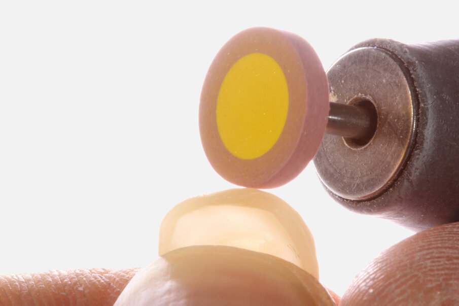 Fig. 16: Low-structure, smoother areas, such as those found at the exposed
tooth equator, are partially polished with silicone wheels.