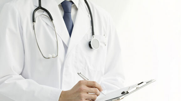 Sind Arztkittel eine Bakterienschleuder?