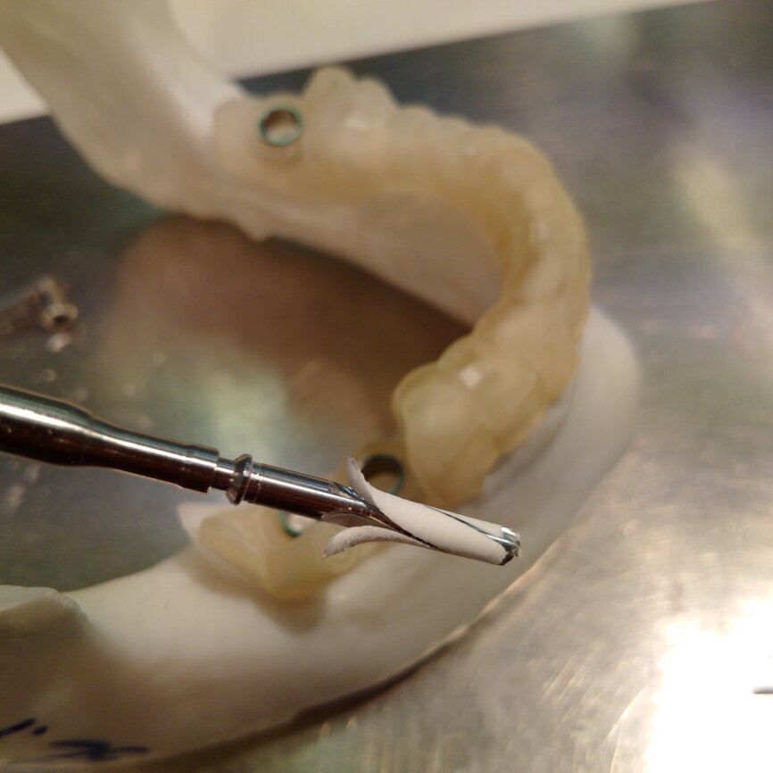 Ryc. 4_Materiał modelu osadzający się w wiertle, wiertło zainstalowane na przedłużce.