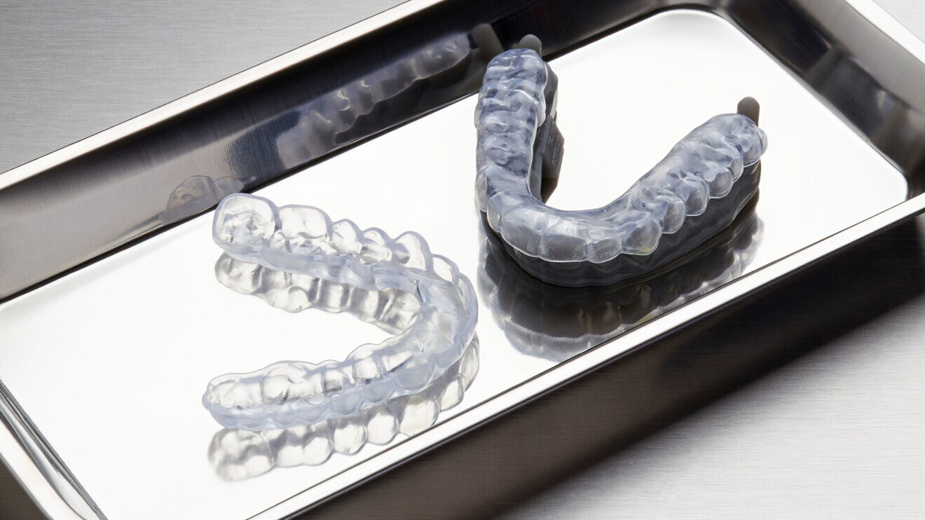 Dental LT Comfort Resin enables printing of exible and resilient splints and of bleaching trays.