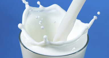 Το γάλα διατηρεί τα δόντια λευκά