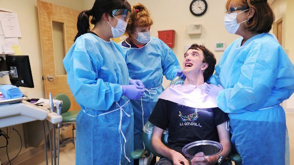 Pacientes com deficiência intelectual: Cuidadores precisam de melhor treinamento em saúde bucal