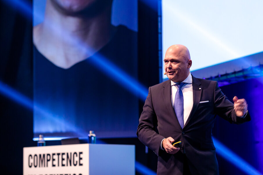 Slika. 1.: Gernot Schuller, viši director kompanije Ivoclar Vivadent, otvorio je Competence in Esthetics