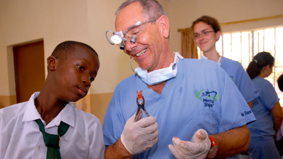 Hilfsorganisation Mercy Ships bietet dentale Grundversorgung Hilfsorganisation Mercy Ships bietet dentale Grundversorgung
