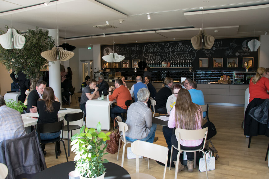 Bei der anschließenden Vortragspause konnten die Teilnehmer bei einem Imbiss die ersten Vorträge des Tages Revue passieren lassen.