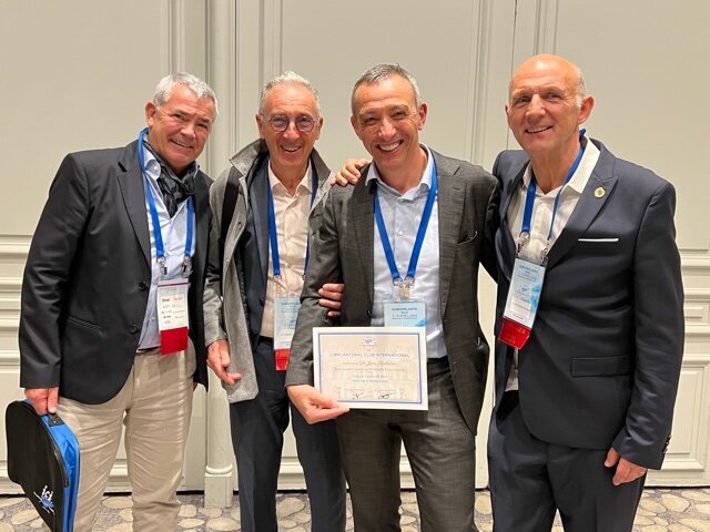 De gauche à droite, les Drs Alain Ansel, Jacques Vermeulen, Jean Richelme et le président d’EURO IMPLANTO 2022, Dr Renaud Petitbois. (Photo : Dr Pascal Klopp)