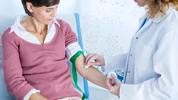 L'odontoiatra può effettuare prelievi venosi se inerenti alla propria attività clinica. La posizione FNOMCeO