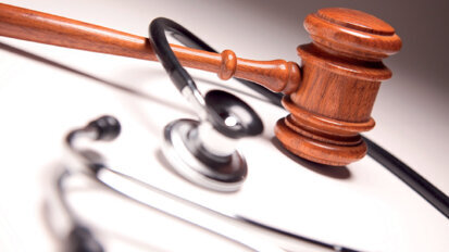 L’assistente alla poltrona non può sostituirsi al dentista, anche se su invito del paziente