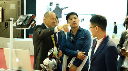 Luca Casalena from ClaroNav presents the NaviDent and the new Trace and Place device. (Photograph Timo Krause, OEMUS MEDIA)