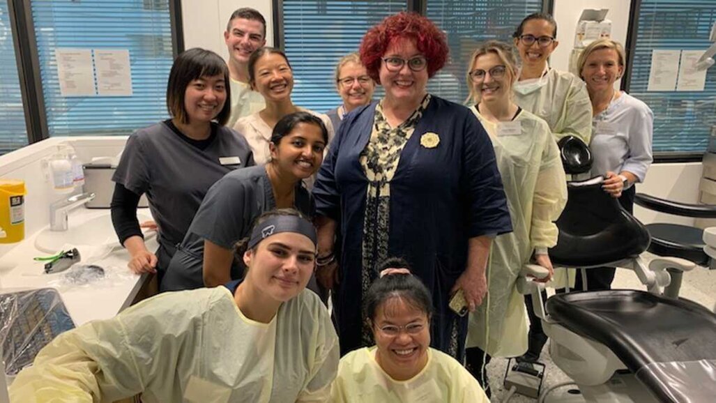 O tratamento gratuito da instituição de caridade odontológica oferece motivos para sorrir