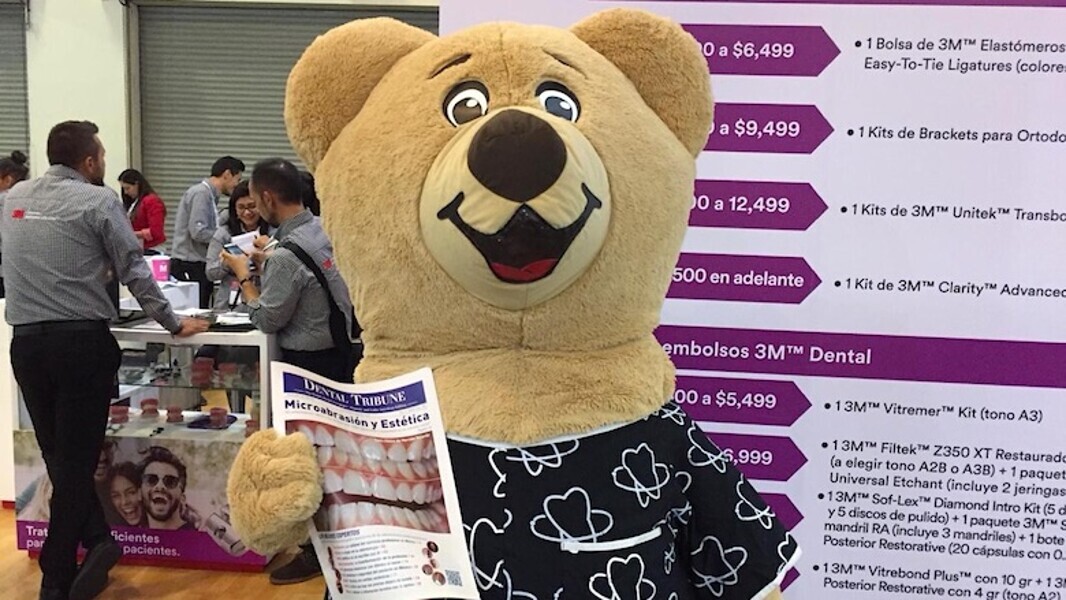 Odontólogos, técnicos dentales, estudiantes y personas de todas las edades recibieron ejemplares de Dental Tribune y de AMIC Today, el periódico de ferias de la editorial. Incluso niños y hasta un osito de peluche, como se aprecia en las fotos, se divirtieron y aprendieron leyendo la publicación más leída en América Latina. (Fotos: Michelle Arias)