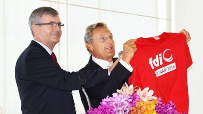 Znicz olimpijski FDI oficjalnie przekazany Polskiemu Towarzystwu Stomatologicznemu