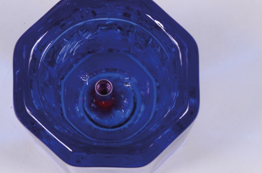 Fig. 15a : La réplique de l’implant est fixée dans un godet Dappen (a),et la dent provisoire personnalisée y est vissée (b). 