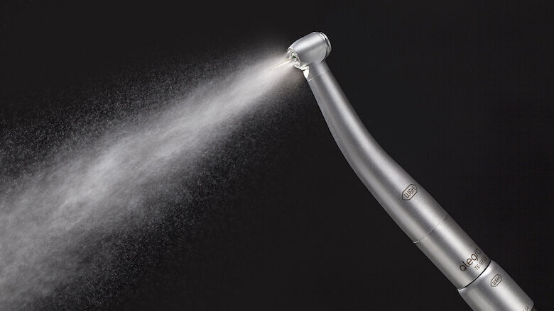 El triple spray refrigera el lugar de tratamiento por todos lados y garantiza seguridad. Foto: © W&H
