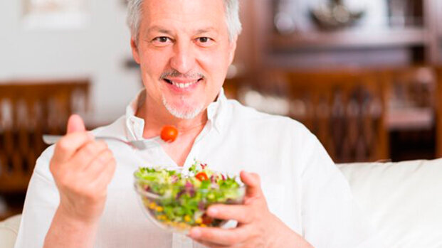 Una corretta alimentazione può ridurre il rischio di carie radicolari negli uomini anziani