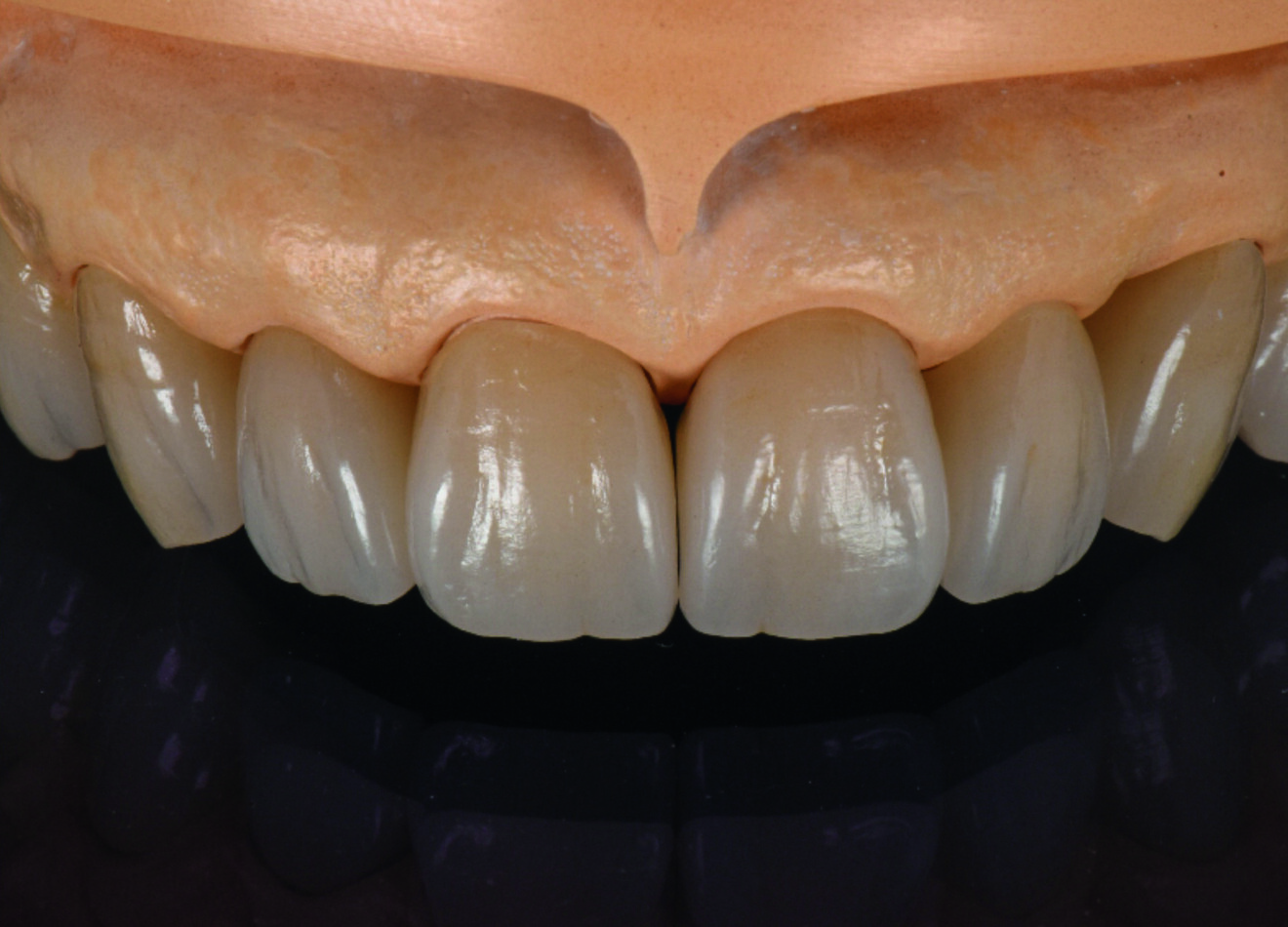 Fig. 8b : Dernières touches de colorants et de glaçures qui ont permis l’obtention d’un brillant naturel. 
