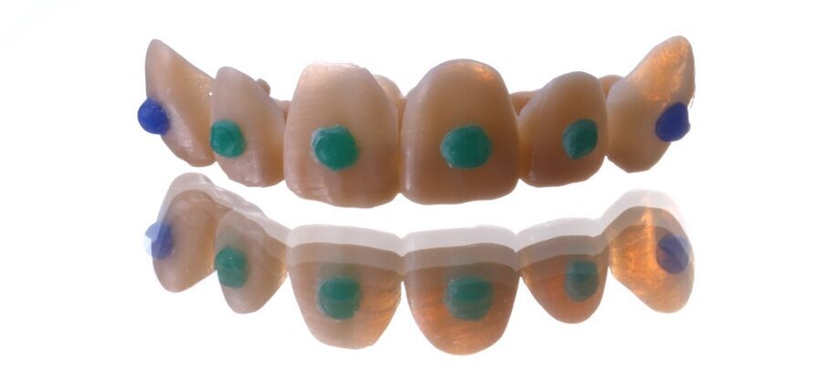 Fig. 21. Mock-up con incrustaciones que imitan jade y turquesa impreso en 3D después de la caracterización.