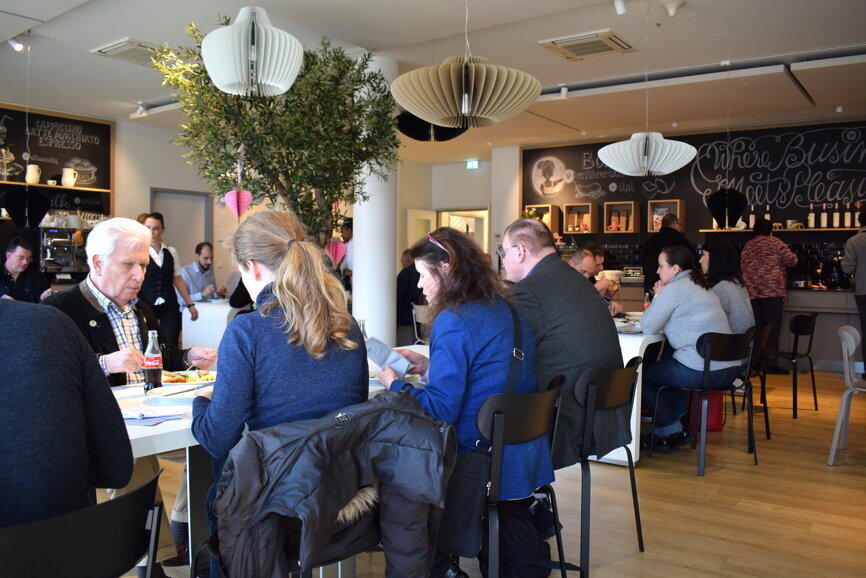 In lockerer Atmosphäre konnte sich in der Pause ausgetauscht werden. © DTI