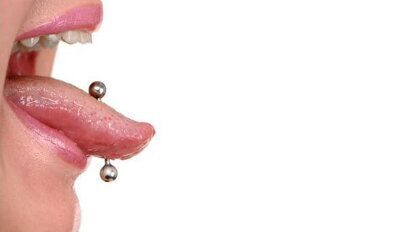 Kolczyki w języku mogą niszczyć zęby