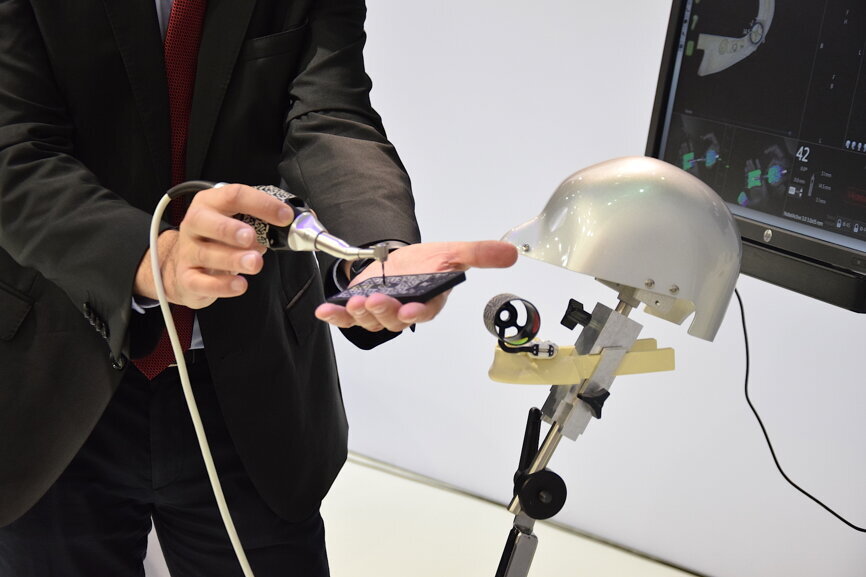 Dr Kunz showed how the calibration of the instruments works. (Photograph: Monique Mehler, DTI)