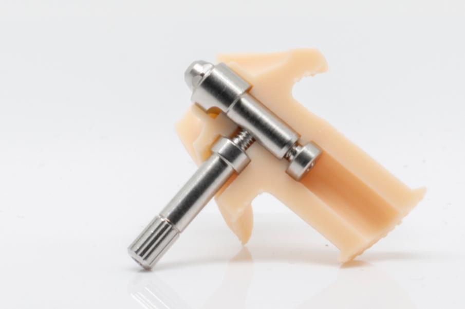 Fig. 6_Sezione di stampa dedicata alla sede dell’analogo 3D di IPD Dental Group, si evidenziano le due viti di bloccaggio.