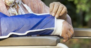 Жените, податливи на костни фрактури, са в по-голям риск от пародонтални заболявания