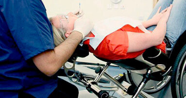 Una speciale sedia odontoiatrica rende più semplice la cura dei pazienti con handicap fisico