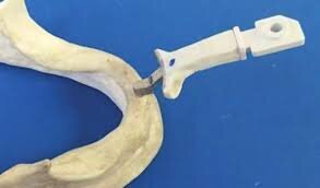 Figg. 5a-5f - I differenti protocolli d’intervento supportati dal sistema Navident by Claronav. Per sopperire ai diversi scenari clinici ci si può ritrovare ad affronta in chirurgia implantoprotesica; navistent nel paziente edentulo con ancoraggio orizzontale (a) e verticale (b); c) navistent nel paziente non edentulo;  Trace and Place composto da Tracer (d) in associazione a Jaw Tracker (e) o Head Tracker (f) (quest’ultimo solo per l’arcata superiore).