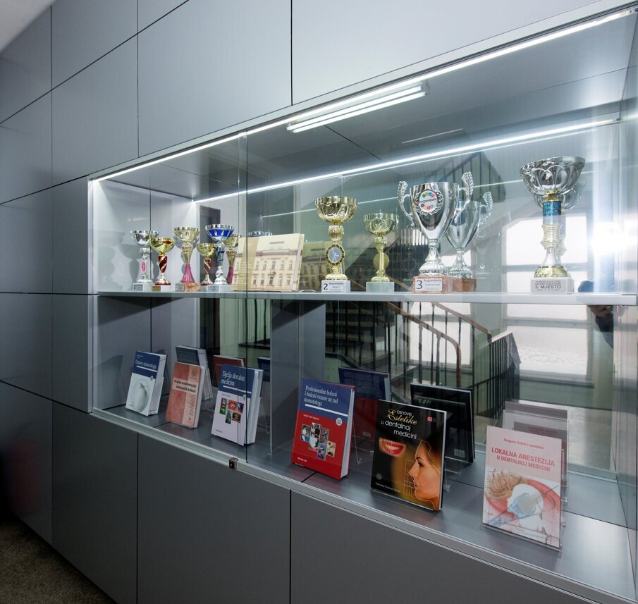 Izlog u prostorima Stomatološkog fakulteta s udžbenicima