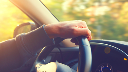 Mann putzt sich Zähne hinterm Steuer Mann putzt sich Zähne hinterm Steuer