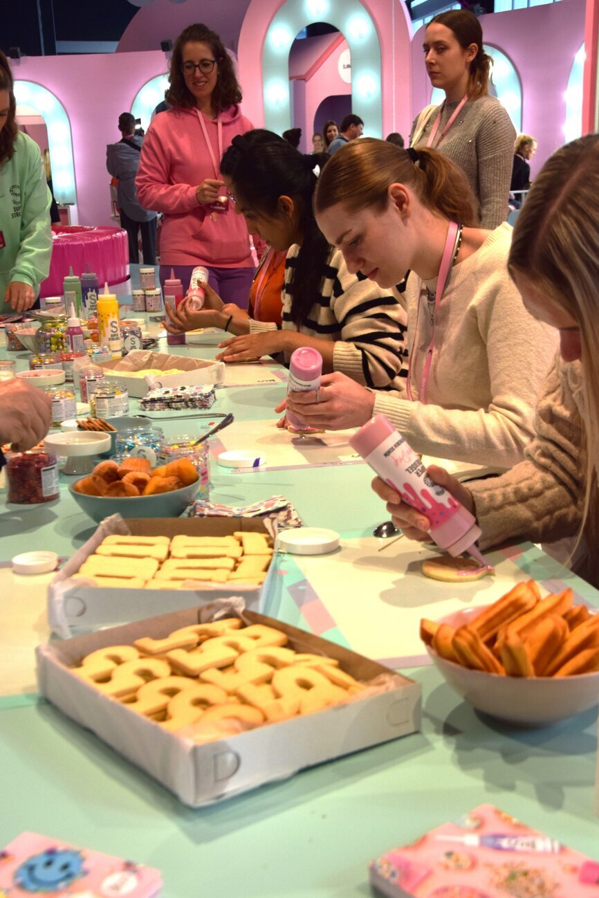 Am Stand von Super Streusel verzierten Besucherinnen und Besucher minilu-Kekse und andere Geburtstagsleckereien.