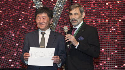 Taiwan Minister of Health and Welfare Chen Shih-Chung (left) receiving the #icd100 hashtag from Dr. Dov Sydney (right) as part of the kick-off to the centennial campaign. (Photograph: Taiwan ICD)