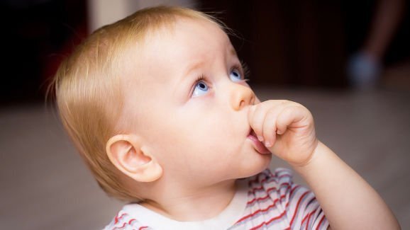 Studija pronalazi da navika sisanja palca nije povezana sa malokluzijom