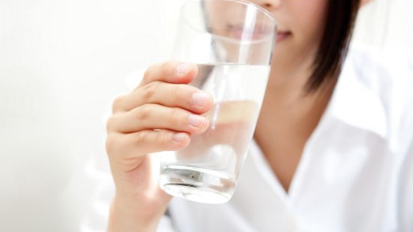 配合使用漱口水比单独刷牙更有助于口腔健康改善