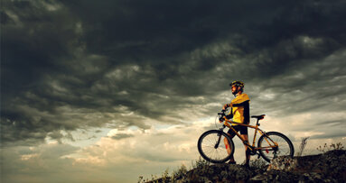 Biker fährt mit Stock im Hals ins Krankenhaus