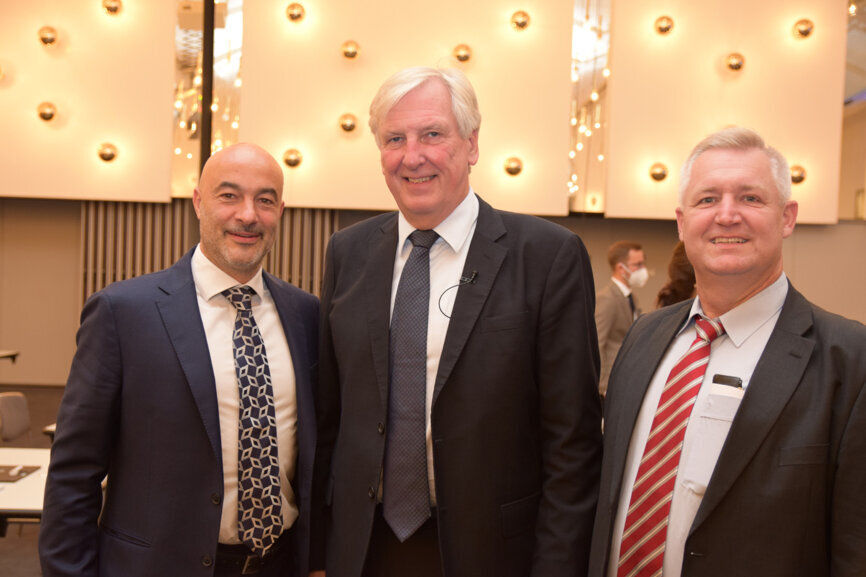 Dental Tribune International CEO Torsten Oemus (left), Dr Robert Gottlander, president and CEO of Neoss (centre), and Rainer Woyna, marketing manager of Neoss at the company’s press conference. (Image: Georg Isbaner/OEMUS MEDIA) 