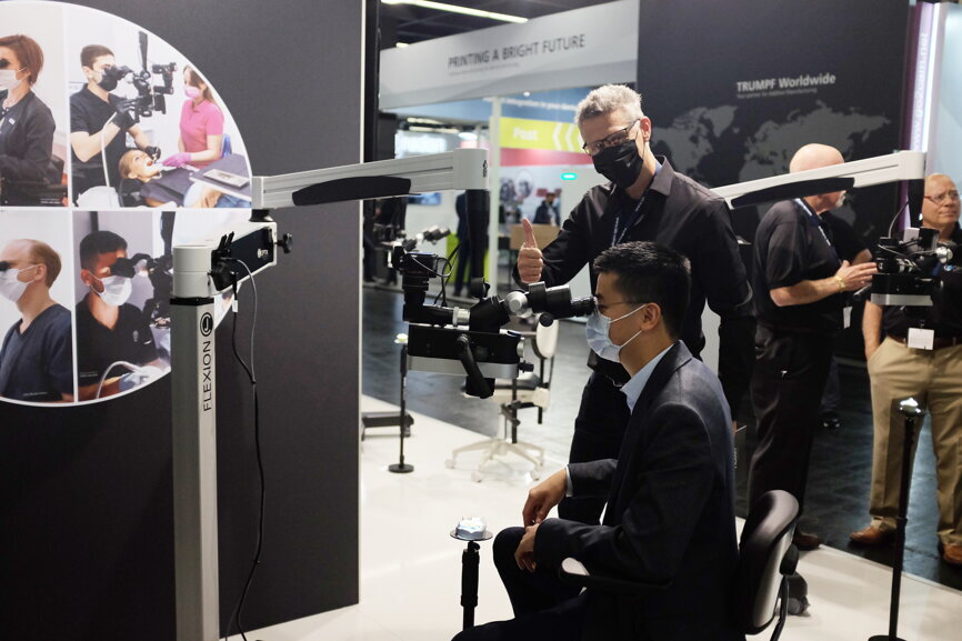 A dental professional trials the Flexicon Advanced microscope from CJ-Optik. (Image: Dental Tribune International)