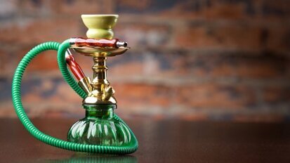Fumar cachimbo de água pode levar a graves condições bucais
