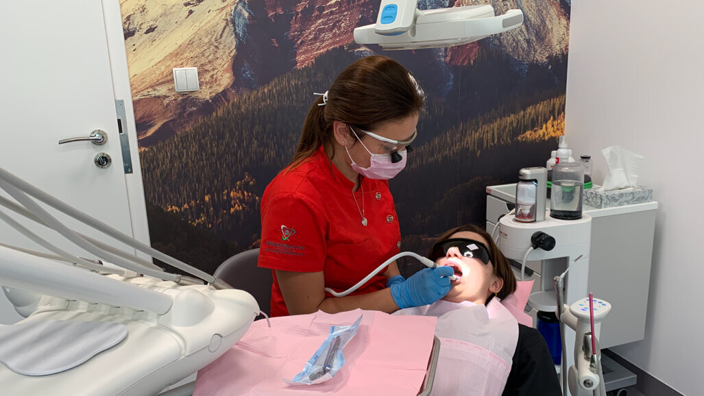 „Pacient by měl absolvovat dentální hygienu stejně často, jako navštěvuje kadeřnictví nebo kosmetiku“