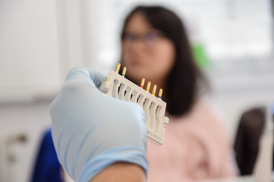  Fig. 1: Workshop participants were  able to test HyFlex EDM, the next  generation one file NiTi system. 