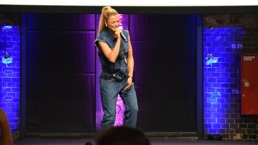 Dr Anne Heinz ended her lecture with a musical performance. 