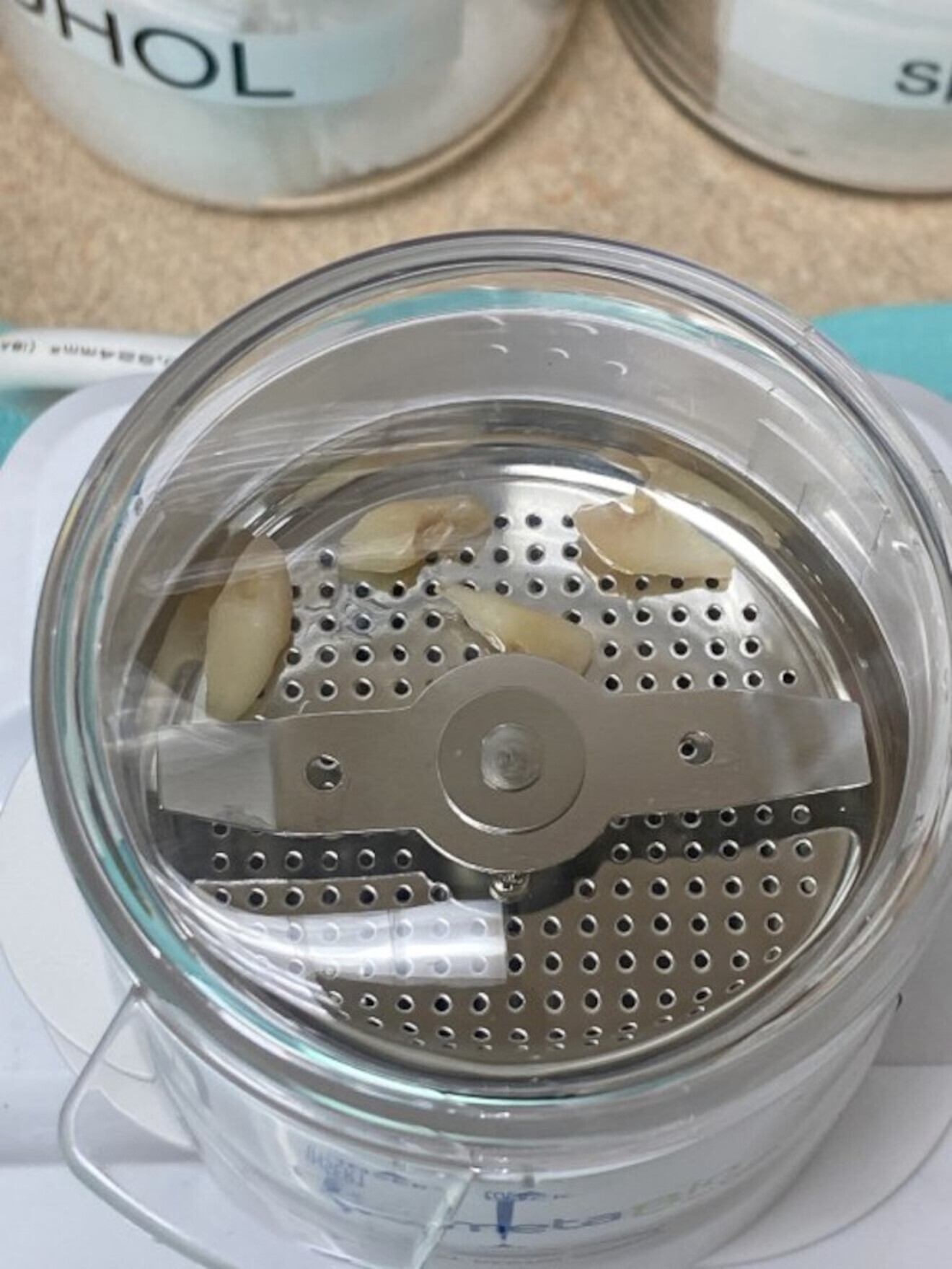 Fig. 12b: Teeth in the cutting chamber.