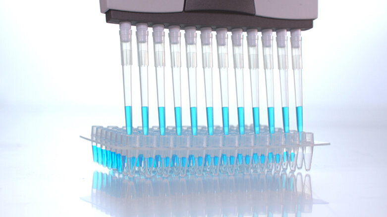 Přínosy enzymů a bílkovin  v zubní pastě pro zdraví dásní